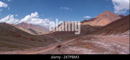 Panoramablick auf die hoch gelegene Pamir-Autobahn zwischen Kirgisistan und Tadschikistan am Kyzyl Art Pass im Trans Alay Gebirge Stockfoto