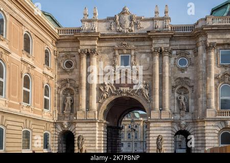 Löwentor im Löwenhof am Königspalast der Budaer Burg - Budapest, Ungarn Stockfoto