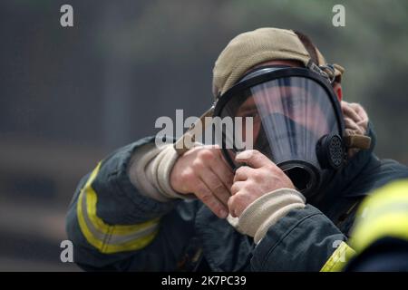 Die Kadetten der Feuerwehr Arvada durchlaufen Übungen und Übungen an der Ausbildungsfakultät im Burn House und andere Kurse. Am 05/14/2011 in Arvada, Stockfoto