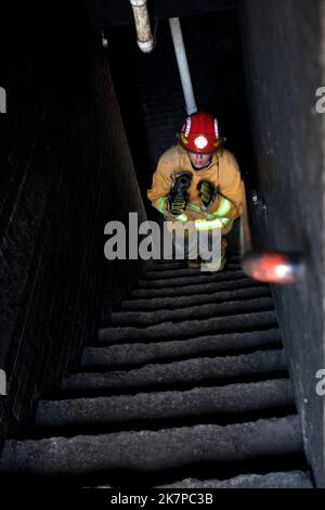 Die Kadetten der Feuerwehr Arvada durchlaufen Übungen und Übungen an der Ausbildungsfakultät im Burn House und andere Kurse. Am 05/14/2011 in Arvada, Stockfoto