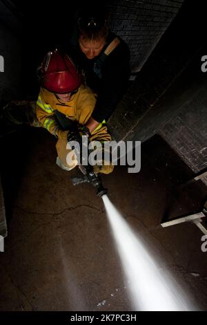 Die Kadetten der Feuerwehr Arvada durchlaufen Übungen und Übungen an der Ausbildungsfakultät im Burn House und andere Kurse. Am 05/14/2011 in Arvada, Stockfoto