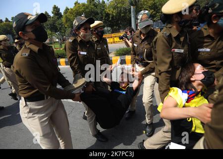 Neu-Delhi, Indien. 10. März 2022. Polizeibeamte nehmen Mitglieder des Tibetischen Jugendkongresses während eines Protestes zum 63.. Jahrestag des 10. März 1959, des Tages des tibetischen Aufstands, vor der chinesischen Botschaft in Neu Delhi fest. Kredit: SOPA Images Limited/Alamy Live Nachrichten Stockfoto