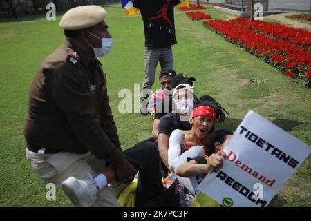 Neu-Delhi, Indien. 10. März 2022. Polizeibeamte nehmen Mitglieder des Tibetischen Jugendkongresses während eines Protestes zum 63.. Jahrestag des 10. März 1959, des Tages des tibetischen Aufstands, vor der chinesischen Botschaft in Neu Delhi fest. Kredit: SOPA Images Limited/Alamy Live Nachrichten Stockfoto