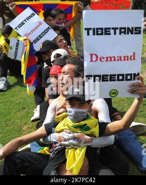 Neu-Delhi, Indien. 10. März 2022. Mitglieder des Tibetischen Jugendkongresses protestieren vor der chinesischen Botschaft in Neu-Delhi vor dem 63.. Jahrestag des 10. März 1959, dem Tag des tibetischen Aufstands. Kredit: SOPA Images Limited/Alamy Live Nachrichten Stockfoto