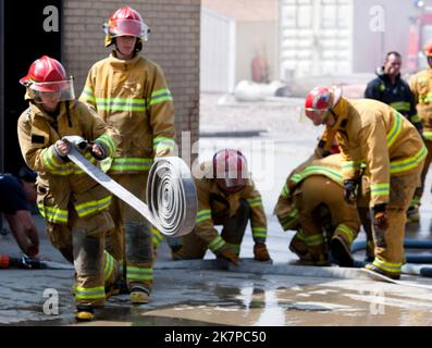 Die Kadetten der Feuerwehr Arvada durchlaufen Übungen und Übungen an der Ausbildungsfakultät im Burn House und andere Kurse. Am 05/14/2011 in Arvada, Stockfoto