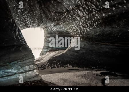 Im Inneren der Katla-Eishöhle mit Blick auf den Eingang, Ktlujkull-Gletscher, Island Stockfoto