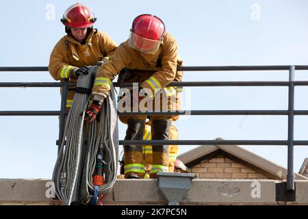 Die Kadetten der Feuerwehr Arvada durchlaufen Übungen und Übungen an der Ausbildungsfakultät im Burn House und andere Kurse. Am 05/14/2011 in Arvada, Stockfoto