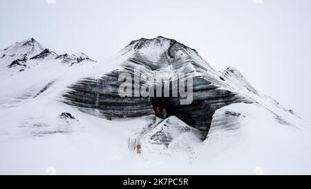 Fotografen am Eingang zur Katla-Eishöhle, Ktlujkull-Gletscher, Arm des Mrdalsjkull-Gletschers, Island Stockfoto