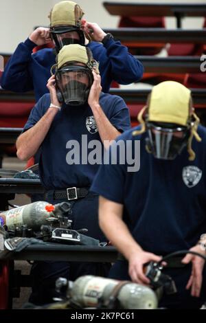 Die Kadetten der Feuerwehr Arvada durchlaufen Übungen und Übungen an der Ausbildungsfakultät im Burn House und andere Kurse. Am 05/14/2011 in Arvada, Stockfoto