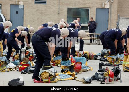 Die Kadetten der Feuerwehr Arvada durchlaufen Übungen und Übungen an der Ausbildungsfakultät im Burn House und andere Kurse. Am 05/14/2011 in Arvada, Stockfoto