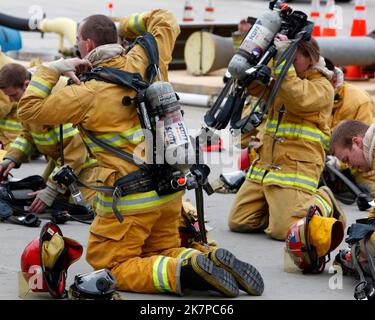 Die Kadetten der Feuerwehr Arvada durchlaufen Übungen und Übungen an der Ausbildungsfakultät im Burn House und andere Kurse. Am 05/14/2011 in Arvada, Stockfoto