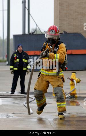 Die Kadetten der Feuerwehr Arvada durchlaufen Übungen und Übungen an der Ausbildungsfakultät im Burn House und andere Kurse. Am 05/14/2011 in Arvada, Stockfoto