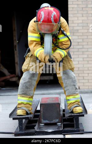 Die Kadetten der Feuerwehr Arvada durchlaufen Übungen und Übungen an der Ausbildungsfakultät im Burn House und andere Kurse. Am 05/14/2011 in Arvada, Stockfoto