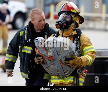 Die Kadetten der Feuerwehr Arvada durchlaufen Übungen und Übungen an der Ausbildungsfakultät im Burn House und andere Kurse. Am 05/14/2011 in Arvada, Stockfoto