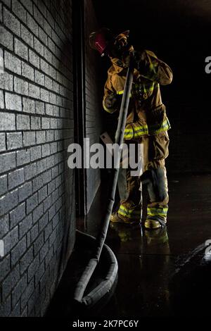 Die Kadetten der Feuerwehr Arvada durchlaufen Übungen und Übungen an der Ausbildungsfakultät im Burn House und andere Kurse. Am 05/14/2011 in Arvada, Stockfoto