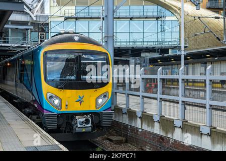 185142 am Bahnhof Leeds. Samstag, 15.. Oktober 2022. Stockfoto