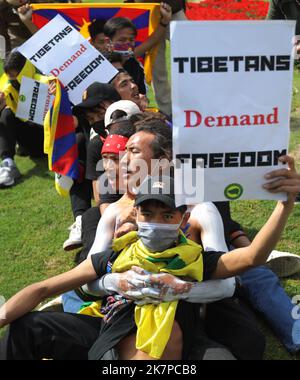 Neu-Delhi, Indien. 10. März 2022. Mitglieder des Tibetischen Jugendkongresses protestieren vor der chinesischen Botschaft in Neu-Delhi vor dem 63.. Jahrestag des 10. März 1959, dem Tag des tibetischen Aufstands. (Foto von Ayush Chopra/SOPA Images/Sipa USA) Quelle: SIPA USA/Alamy Live News Stockfoto