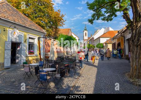 10.13.2022 -Szentendre, Ungarn: Schönes buntes Stadtbild von Szentendre Stockfoto