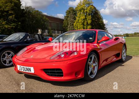 2001 Ferrari 360 Modena, bei der Poster Cars & Supercars Assembly im Bicester Heritage Center Stockfoto