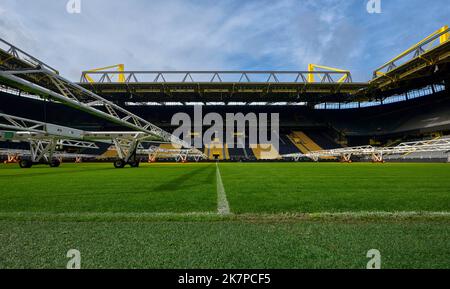 Spielplatzansicht mit Rasenpflege-Ausrüstung in der Signal Iduna Arena - dem offiziellen Spielplatz des FC Borussia Dortmund Stockfoto