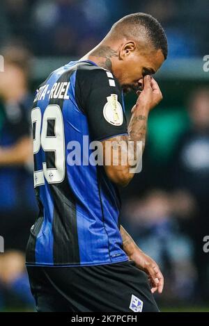 Mannheim, Deutschland. 18. Oktober 2022. Fußball: DFB-Pokal, SV Waldhof Mannheim - 1. FC Nürnberg, 2. Runden, Carl-Benz Stadion. Mannheims Daniel Keita-Ruel berührt seine Nase. Kredit: Uwe Anspach/dpa - Nutzung nur nach schriftlichem Vereinbarung mit der dpa/Alamy Live News Stockfoto