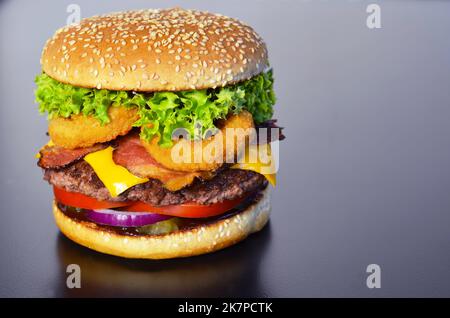 Appetitlicher Burger auf schwarzem Hintergrund 91 Stockfoto