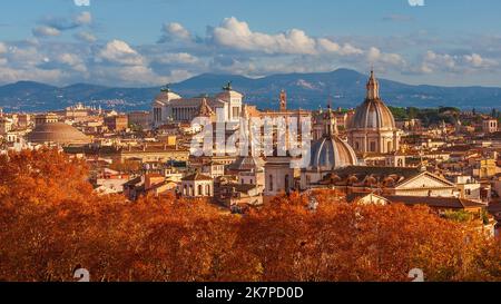 Herbst in Rom. Blick auf die alte Skyline der Ewigen Stadt mit herbstlich roten Blättern Stockfoto