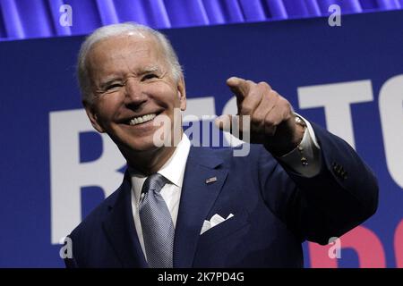 Washington, Usa. 18. Oktober 2022. Präsident Joe Biden hält am Dienstag, den 18. Oktober 2022, bei einer politischen Veranstaltung im Howard Theatre in Washington DC eine Rede. Foto von Yuri Gripas/UPI Credit: UPI/Alamy Live News Stockfoto
