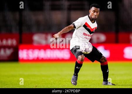 ALMERE, NIEDERLANDE - 18. OKTOBER: Hamdi Akujobi vom Almere City FC während des niederländischen TOTO KNVB Cup-Spiels zwischen dem Almere City FC und TOP Oss am 18. Oktober 2022 im Yanmar Stadion in Almere, Niederlande (Foto: Patrick Goosen/Orange Picts) Stockfoto