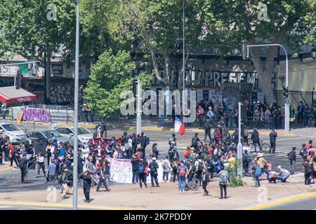 Santiago, Chile, 18. 2022. Oktober: Demosratoren kamen auf den Dignidad-Platz (zuvor Baquedano-Platz), um an den dritten Jahrestag der chilenischen Sozialrevolte zu erinnern und für die Freiheit der noch im Gefängnis verbüßenen politischen Gefangenen zu protestieren.Quelle: Christian Creixell/Alamy Live News Stockfoto