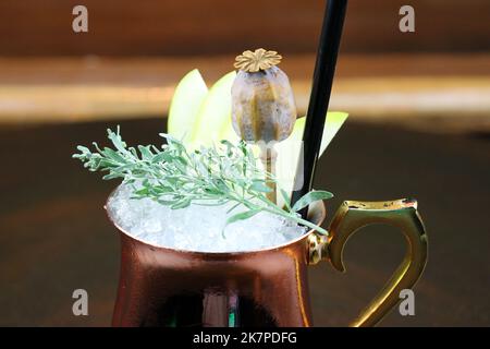 Macrophotographie of Cold Moscow Mules Cocktail - Ingwer Beer, Limette und Vodka. Stockfoto