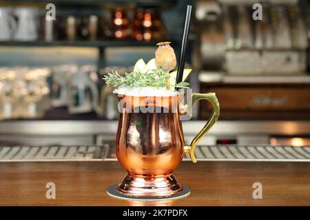 Cold Moscow Mules - Ingwerbier, Limette und Vodka an der Theke. Stockfoto