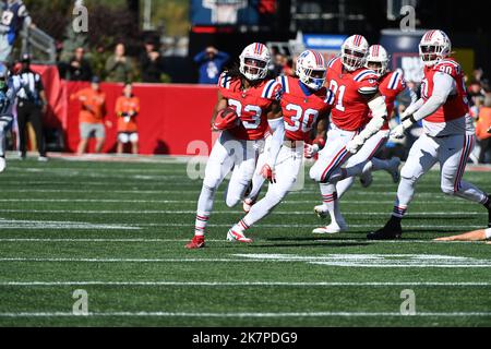 Foxborough, Massachusetts, USA. 9. Oktober 2022. Massachusetts, USA; Sicherheit der New England Patriots Kyle Dugger (23) läuft mit dem Ball in Foxborough, Massachusetts. Eric Canha/CSM/Alamy Live News Stockfoto