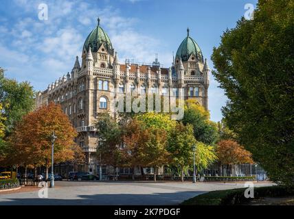 Schwäbisches Apartmentgebäude am Liberty Square - Budapest, Ungarn Stockfoto