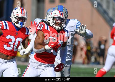 Foxborough, Massachusetts, USA. 9. Oktober 2022. Massachusetts, USA; Sicherheit der New England Patriots Kyle Dugger (23) läuft mit dem Ball in Foxborough, Massachusetts. Eric Canha/CSM/Alamy Live News Stockfoto