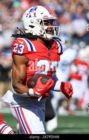 Foxborough, Massachusetts, USA. 9. Oktober 2022. Massachusetts, USA; Sicherheit der New England Patriots Kyle Dugger (23) läuft mit dem Ball in Foxborough, Massachusetts. Eric Canha/CSM/Alamy Live News Stockfoto