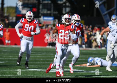 Foxborough, Massachusetts, USA. 9. Oktober 2022. Massachusetts, USA; Sicherheit der New England Patriots Kyle Dugger (23) läuft mit dem Ball in Foxborough, Massachusetts. Eric Canha/CSM/Alamy Live News Stockfoto