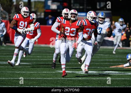 Foxborough, Massachusetts, USA. 9. Oktober 2022. Massachusetts, USA; Sicherheit der New England Patriots Kyle Dugger (23) läuft mit dem Ball in Foxborough, Massachusetts. Eric Canha/CSM/Alamy Live News Stockfoto