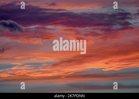 Sonnenaufgang dramatischer Himmel mit Wolken in einer Reihe, bunte Wolkenlandschaft Stockfoto