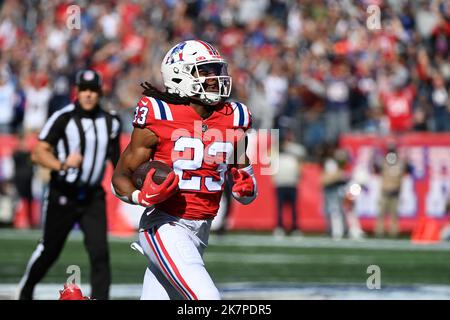 Foxborough, Massachusetts, USA. 9. Oktober 2022. Massachusetts, USA; Sicherheit der New England Patriots Kyle Dugger (23) läuft mit dem Ball in Foxborough, Massachusetts. Eric Canha/CSM/Alamy Live News Stockfoto