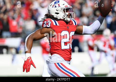 Foxborough, Massachusetts, USA. 9. Oktober 2022. Massachusetts, USA; Sicherheit der New England Patriots Kyle Dugger (23) läuft mit dem Ball in Foxborough, Massachusetts. Eric Canha/CSM/Alamy Live News Stockfoto