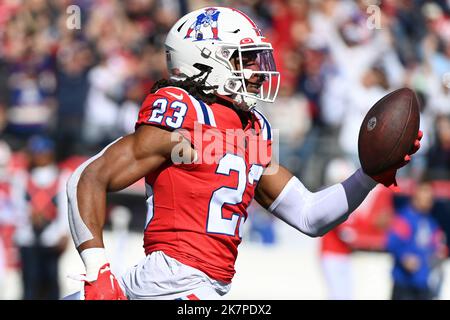 Foxborough, Massachusetts, USA. 9. Oktober 2022. Massachusetts, USA; Sicherheit der New England Patriots Kyle Dugger (23) läuft mit dem Ball in Foxborough, Massachusetts. Eric Canha/CSM/Alamy Live News Stockfoto