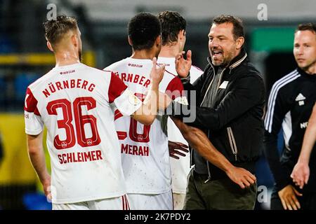 Mannheim, Deutschland. 18. Oktober 2022. Fußball: DFB-Pokal, SV Waldhof Mannheim - 1. FC Nürnberg, 2. Runden, Carl-Benz Stadion. Nürnberger Trainer Markus Weinzierl feiert den Sieg mit den Spielern. Kredit: Uwe Anspach/dpa - Nutzung nur nach schriftlichem Vereinbarung mit der dpa/Alamy Live News Stockfoto