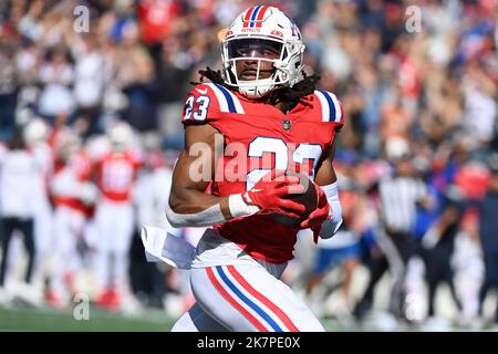 Foxborough, Massachusetts, USA. 9. Oktober 2022. Massachusetts, USA; Sicherheit der New England Patriots Kyle Dugger (23) läuft mit dem Ball in Foxborough, Massachusetts. Eric Canha/CSM/Alamy Live News Stockfoto