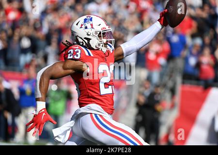 Foxborough, Massachusetts, USA. 9. Oktober 2022. Massachusetts, USA; Sicherheit der New England Patriots Kyle Dugger (23) läuft mit dem Ball in Foxborough, Massachusetts. Eric Canha/CSM/Alamy Live News Stockfoto