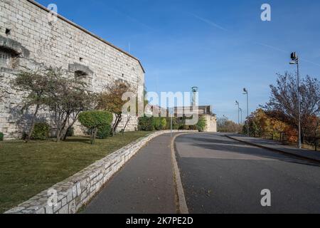 Zitadelle (Zitadelle) und Freiheitsstatue auf dem Gellert-Hügel - Budapest, Ungarn Stockfoto