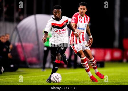ALMERE, NIEDERLANDE - 18. OKTOBER: Hamdi Akujobi vom Almere City FC, Richonell Margaret vom TOP Oss beim niederländischen TOTO KNVB Cup-Spiel zwischen Almere City FC und TOP Oss am 18. Oktober 2022 im Yanmar Stadion in Almere, Niederlande (Foto: Patrick Goosen/Orange Picches) Stockfoto