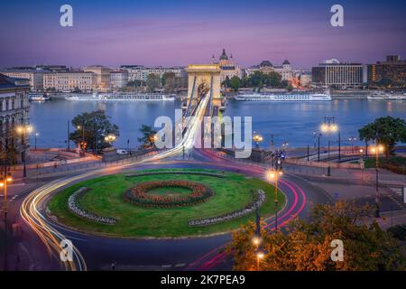 Luftaufnahme des Verkehrs am Clark Adam Square Kreisverkehr mit Szechenyi Kettenbrücke und Donau - Budapest, Ungarn Stockfoto