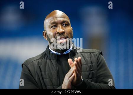 Sheffield, Großbritannien. 18. Oktober 2022. Darren Moore Manager von Sheffield Mittwoch während des Papa John's Trophy-Spiels Sheffield Mittwoch gegen Leicester City U21 in Hillsborough, Sheffield, Großbritannien, 18.. Oktober 2022 (Foto von Ben Early/News Images) in Sheffield, Großbritannien am 10/18/2022. (Foto von Ben Early/News Images/Sipa USA) Quelle: SIPA USA/Alamy Live News Stockfoto