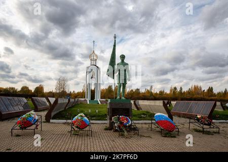 Region Nowgorod, Myasnoy Bor, Russland - 08. Oktober 2022: Gedenkkomplex mit Massengräbern von Soldaten, die in der Nähe des Dorfes Myasnoy Bor, am Standort o starben Stockfoto